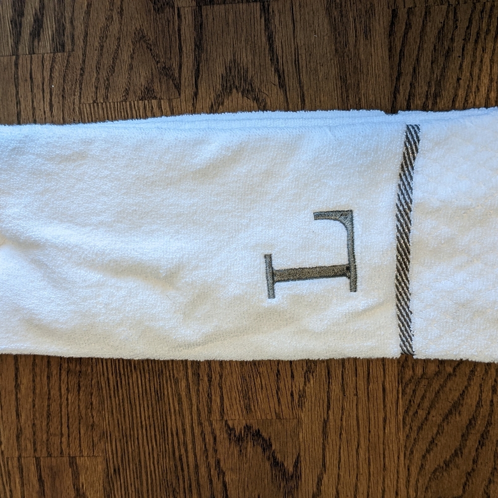 L Monogram Towels - Picture 2 of 6